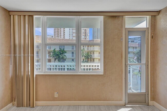 Building Photo - 1913 S Ocean Dr