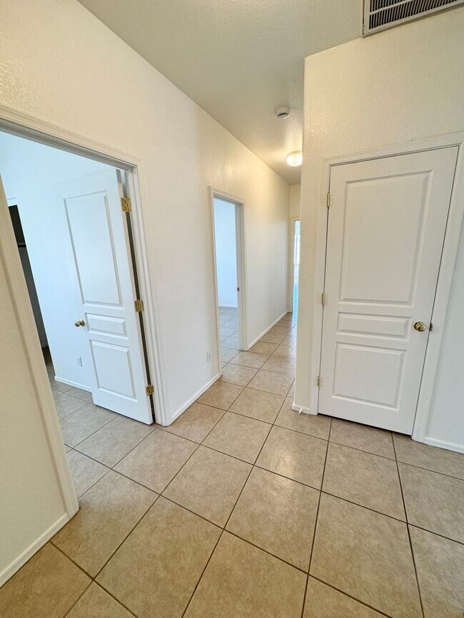 Building Photo - 4 Bedroom/2 Bath Single Level Home In Avondale! Golf Course Lot