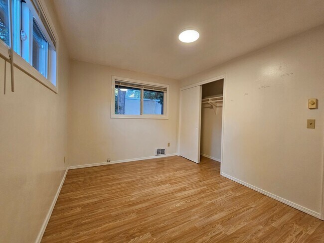 Building Photo - Charming 2 Bedroom 1 Bath Apt near Downtow...