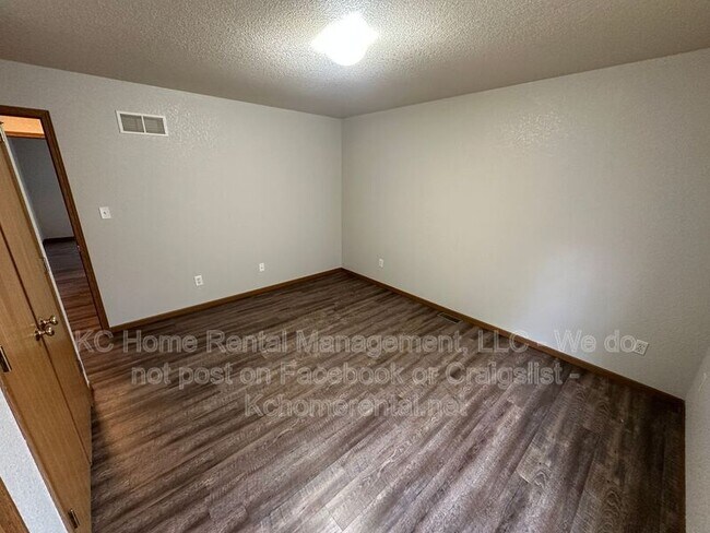Building Photo - 709 SE Drew Ct