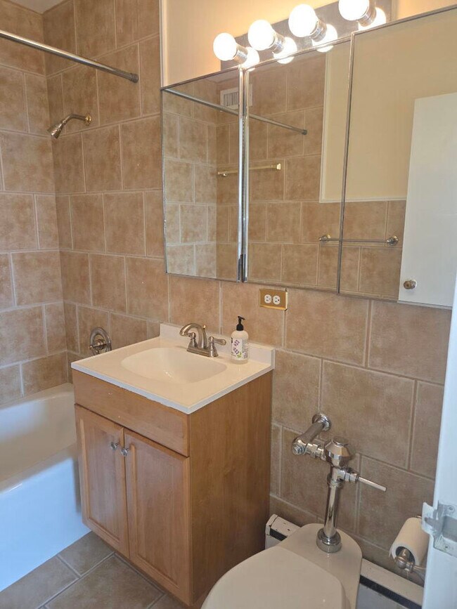 Building Photo - 5757 N Sheridan Rd