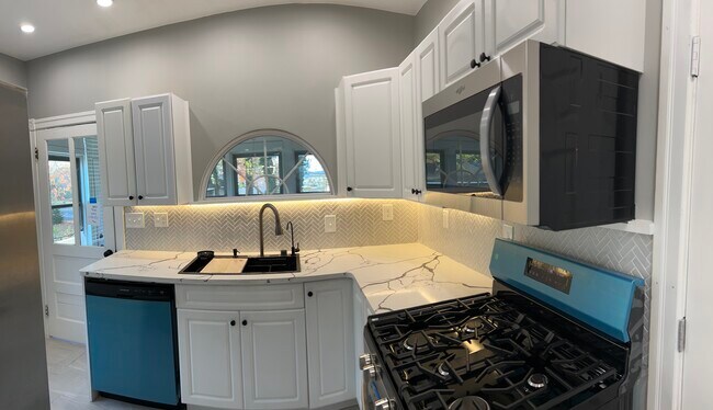 Building Photo - 72 Delaware Ave