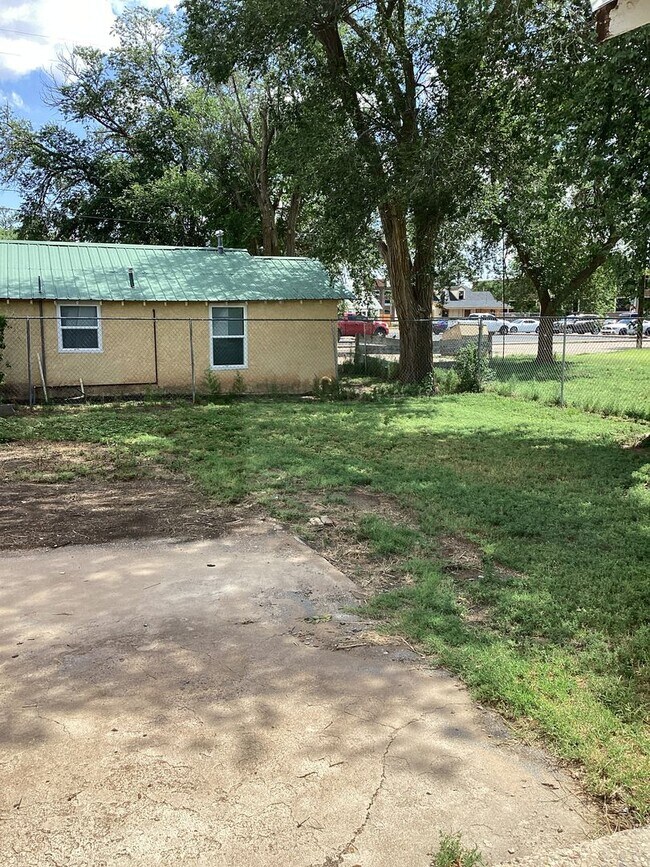 Building Photo - 3 Bed Du-Plex! Located in Portales, Close to ENMU!