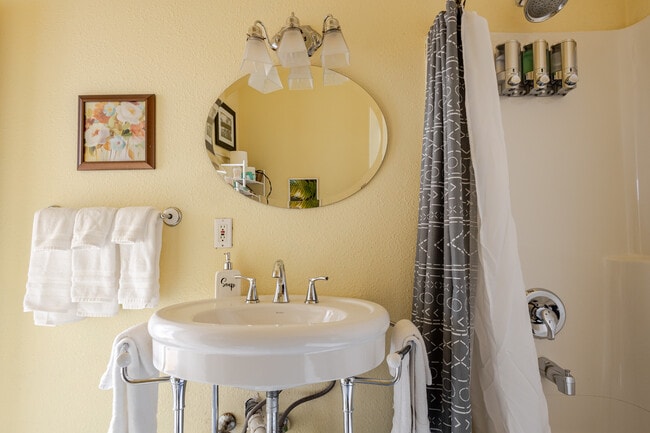 Building Photo - Charming 2-Bedroom Home Near Downtown Bellingham – Private Yard & Cozy Living