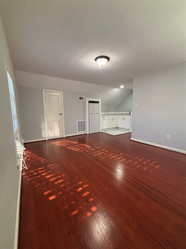 Building Photo - 2 Bayvilla Dr