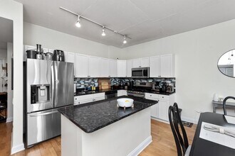 Building Photo - 2 bedroom in Chicago IL 60607