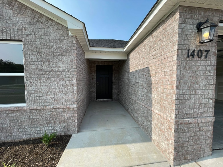 Building Photo - 1407 E Vangston Ct