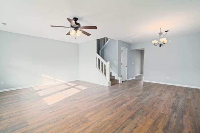 Building Photo - Stylish Comfort in a Prime Location!