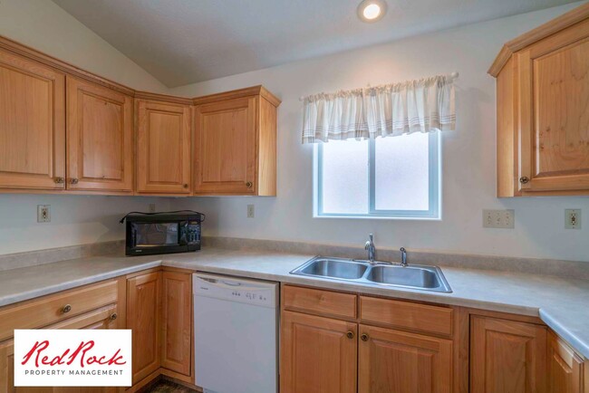 Building Photo - Dog Friendly - 3 Bedroom, 2 Bathroom Prope...