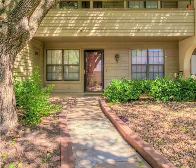 Building Photo - *** SPECIAL $300 OFF 1ST MONTH’S RENT***Available Now! Best Value in North OKC – Comfortable Cond...