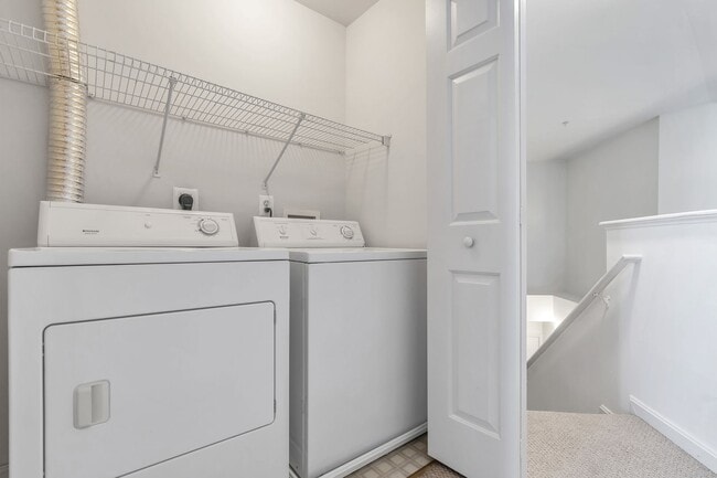 Building Photo - Luxurious 2 Level 2 Bedroom + Den 3 Bathro...