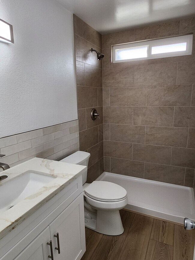 Building Photo - Golden Hill 2 bedroom 1 bath remodeled Single family Home  2695.00