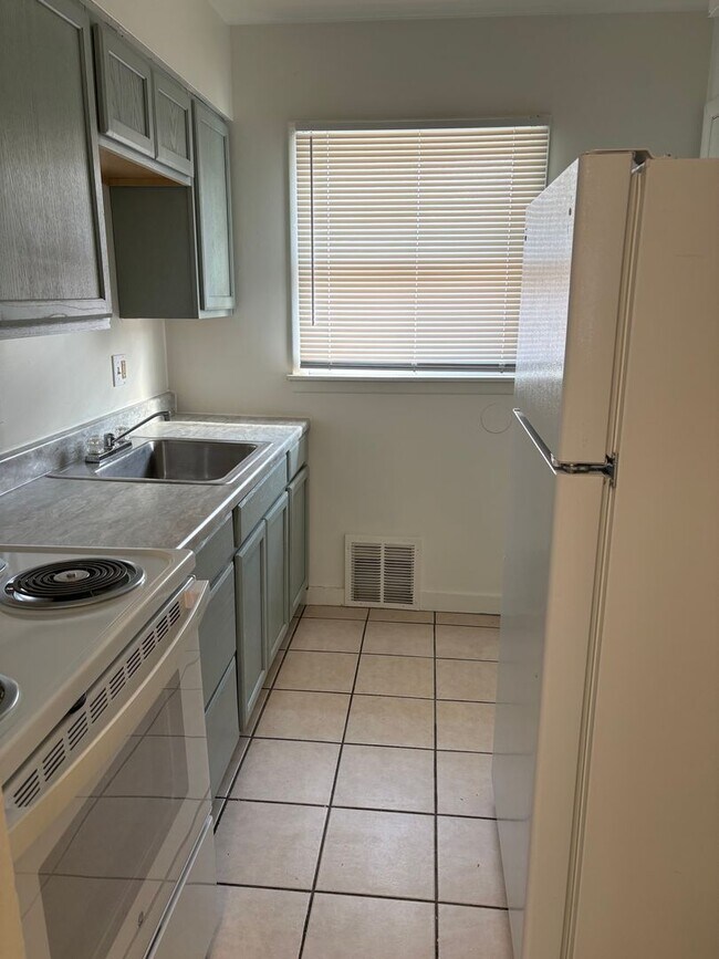 Building Photo - 2BR/1BA Updated Home – Vouchers Welcome!