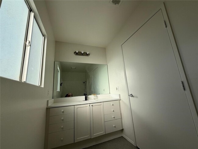 Building Photo - 911 N Beaudry Ave