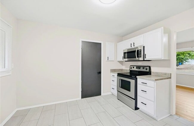 Building Photo - Stunning 3 bed 1 bath Ranch House