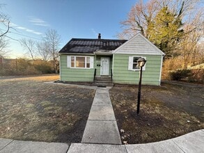 Building Photo - Big Spacious Beautiful Single Family 4 bed...