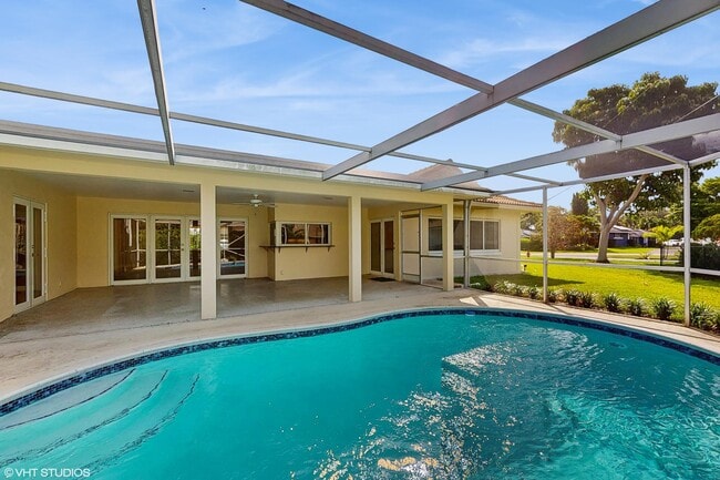 Building Photo - 221 Sudbury Dr