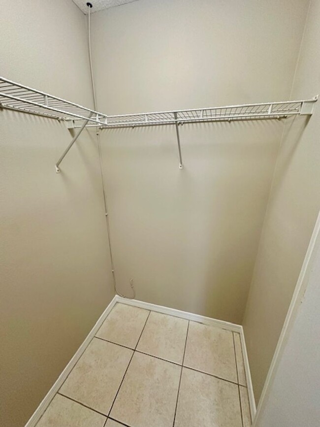 Building Photo - 2 bedroom/2 bathroom/2 car garage town hom...