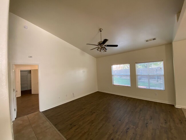 Building Photo - Tulare home for rent