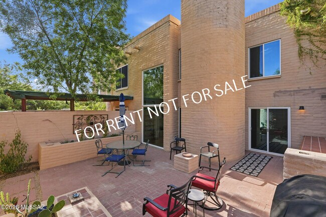 Building Photo - 2824 E Sierra Vista Rd