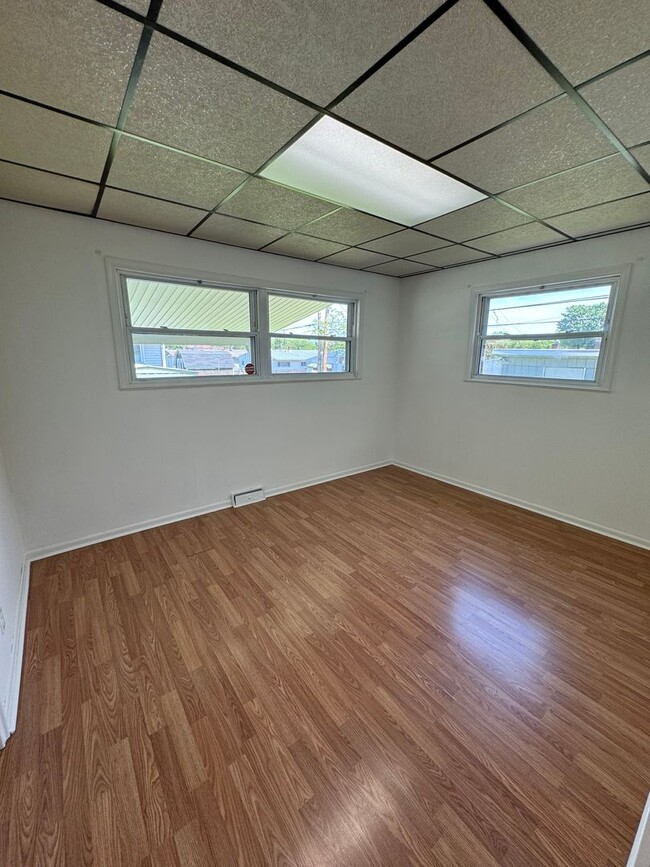 Building Photo - THREE BEDROOM TWIN