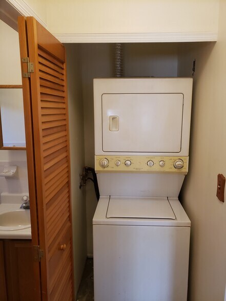 Washer &amp; Dryer - 3716 Birchwood Ct