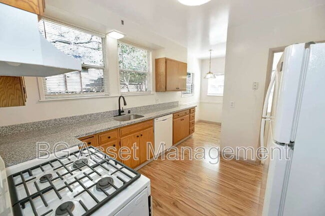 Building Photo - 3808 Lakeshore Ave