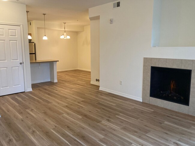 Building Photo - Stunning Modern 2 Bedroom Townhome