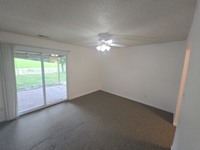 Building Photo - 4016 Rainbow Dr