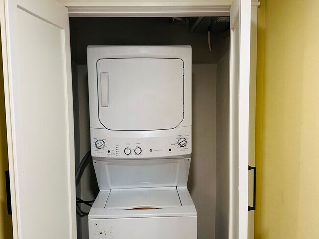 Building Photo - 605 Alderson Ave