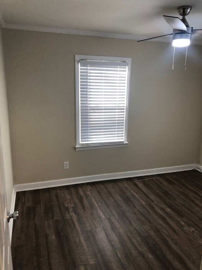 Building Photo - Four bedroom, 2 bath house in Burlington