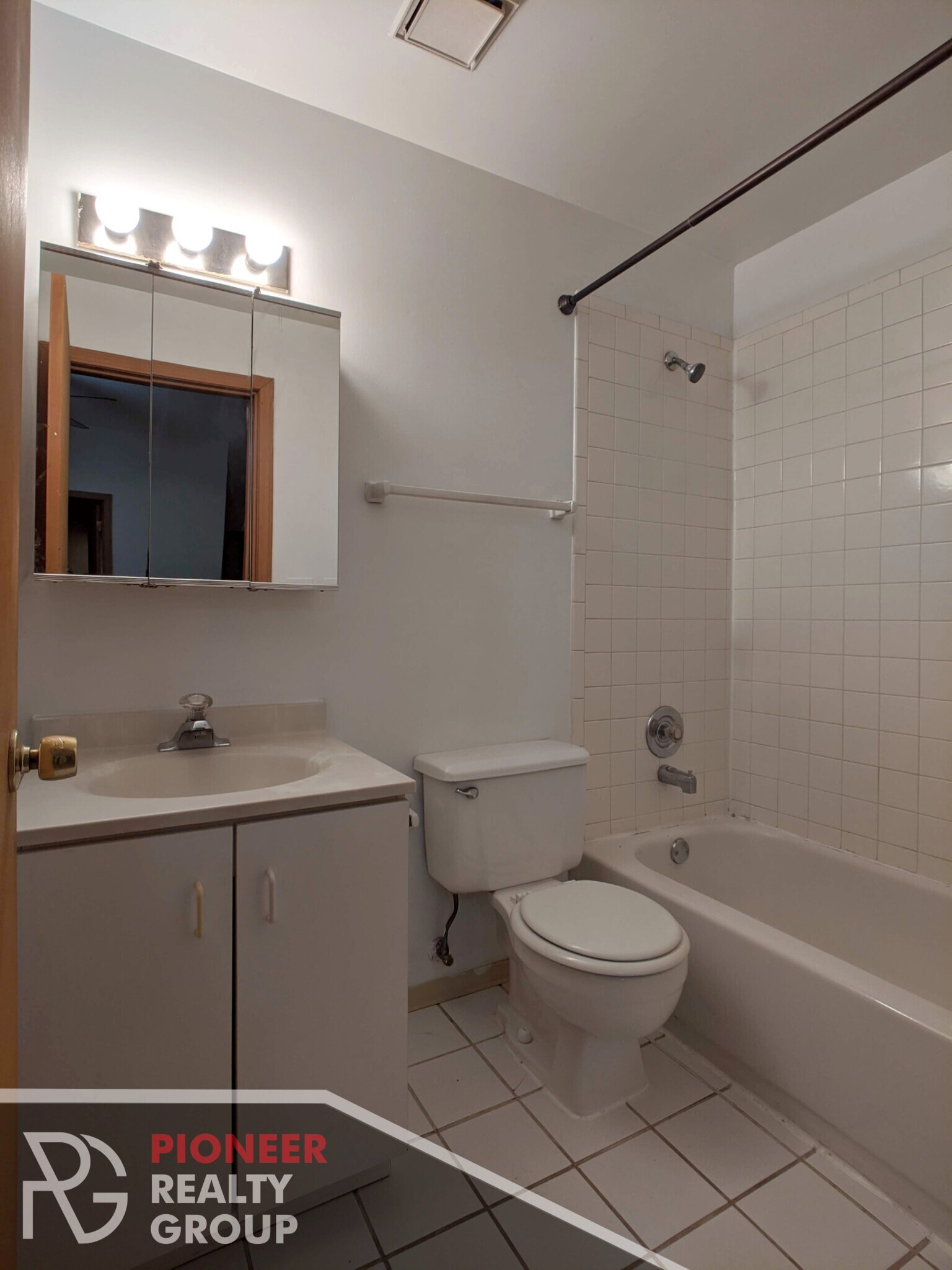 Building Photo - 634 W Barry Ave