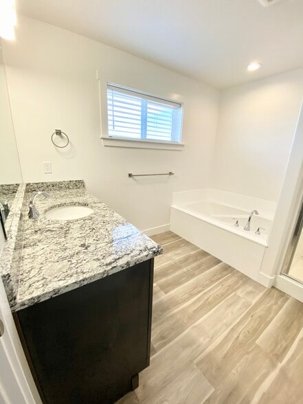 Master sink & bath tub - 2035 N 350 E