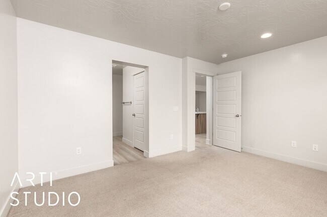 Building Photo - Amazing 4 bed | 2 1/2 bath | 2 car garage ...