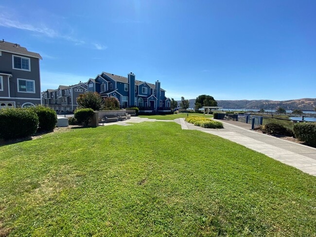 Building Photo - 3 Bed 2.5 Bath Townhouse W/ Attached Garage In Portside Village