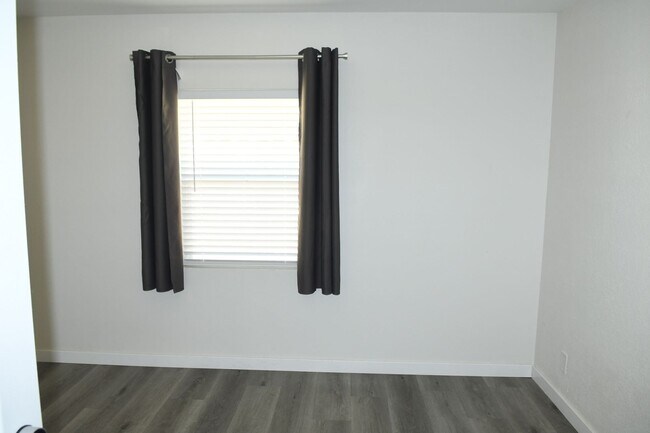 Building Photo - 1339 E Glenrosa Ave