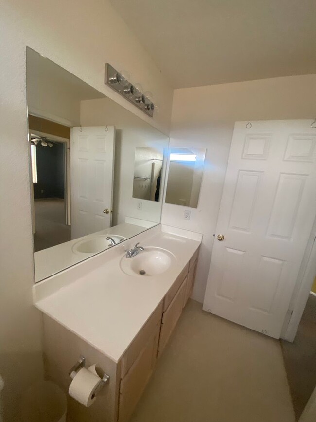 Building Photo - 3 bed / 3 bath w/Pool on Large Lot in Glen...