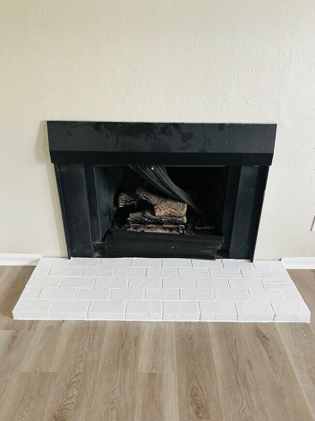 Building Photo - Beautifully Updated Townhome in Prime Loca...