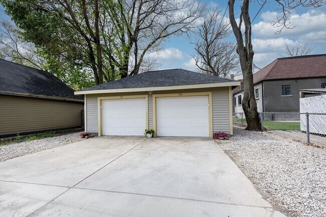 Building Photo - 721-721 Woodruff Pl E Dr