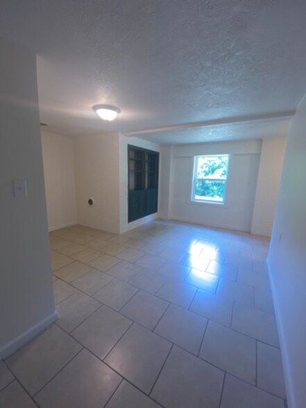 Building Photo - 115 Longwood Rd