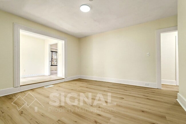 Building Photo - 425 Oak St