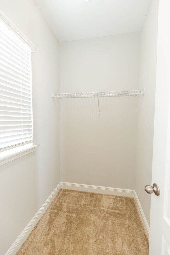 Building Photo - AVAILABLE ON 06/01 - 3 bedroom and 2.5 bat...