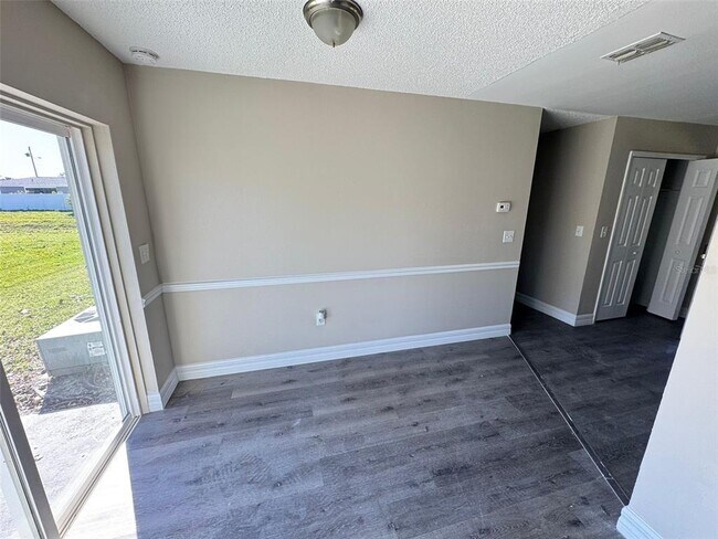 Building Photo - 504 Blackbird Ln