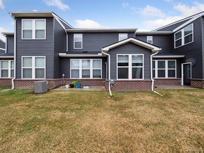 Building Photo - 4765 Glenora Dr