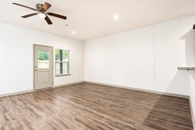 Building Photo - 918 Shady Ln