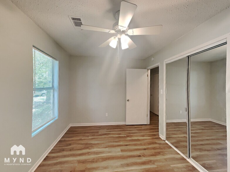 Building Photo - 5910 Honeysuckle Cir