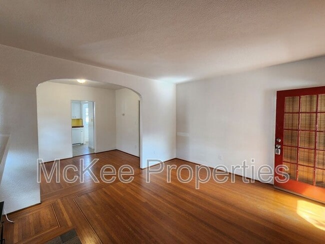 Building Photo - 907 9th St