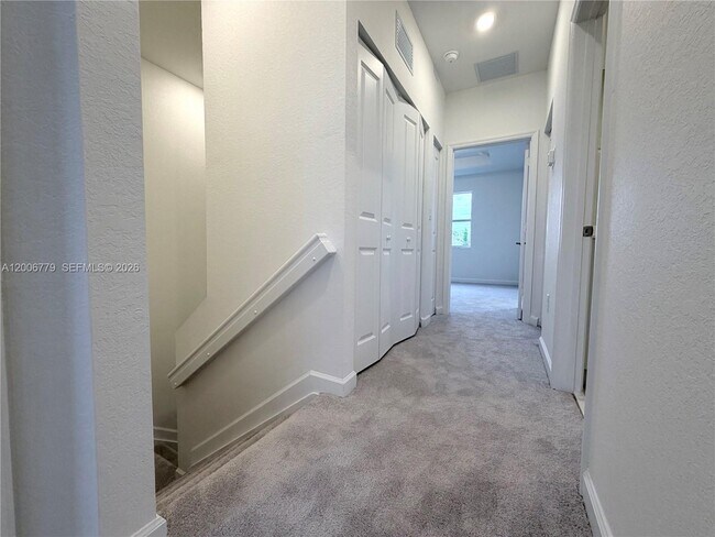 Building Photo - 2537 SE 27th Ct