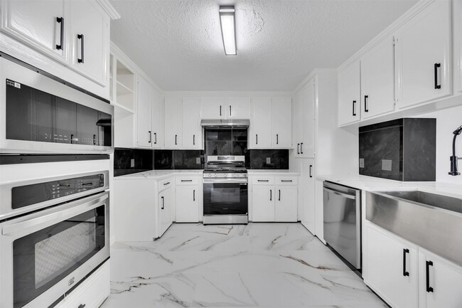 Building Photo - 14223 Stokesmount Dr