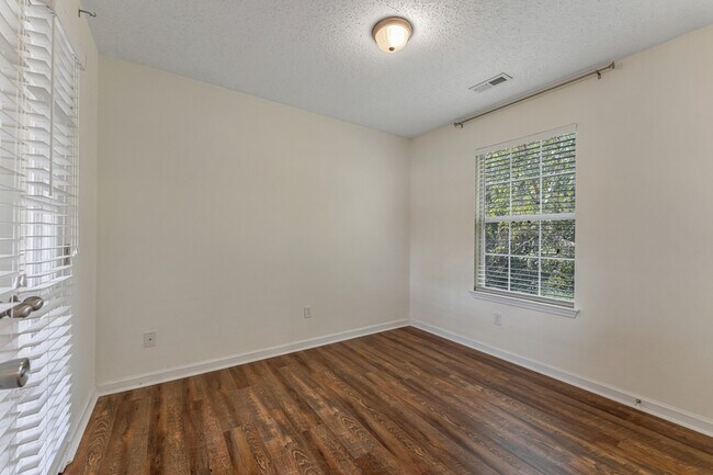 Building Photo - 123 River Oaks Dr